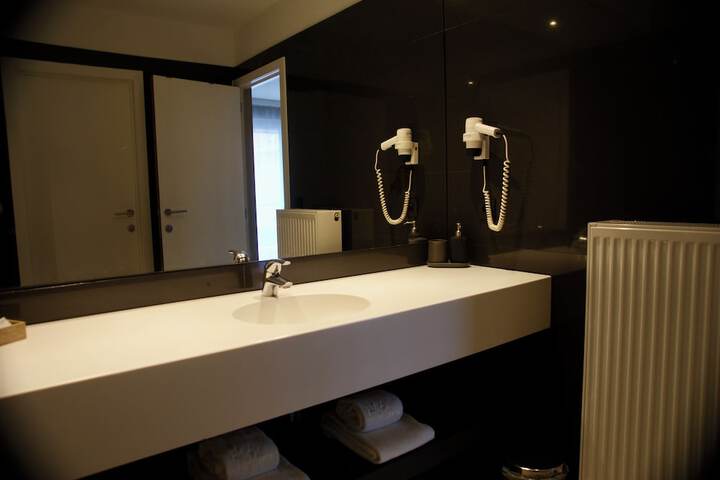 Room 42 of 77