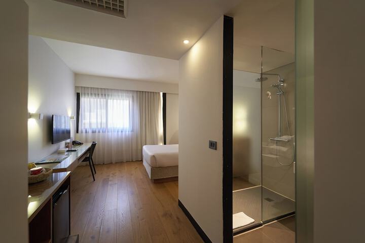 Room 34 of 53