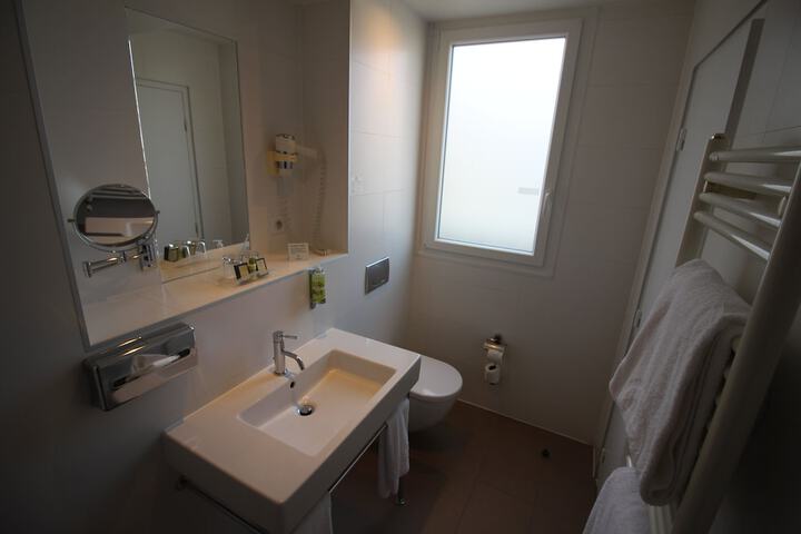 Room 48 of 92