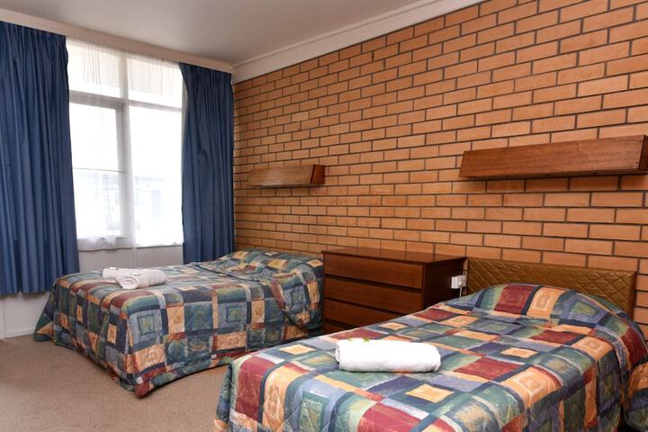 Room 4 of 61