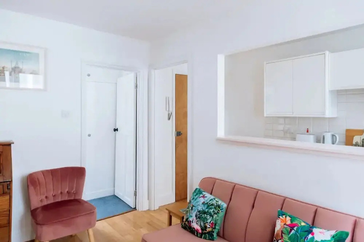 Room 4 of 12