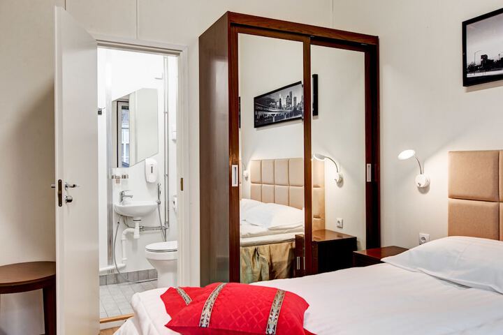 Room 4 of 36