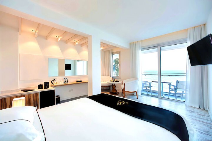 Room 30 of 234