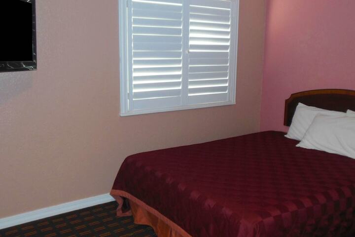 1 Queen Bed (7 of 15)