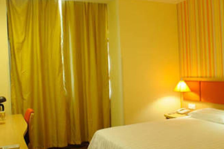 Room 13 of 20