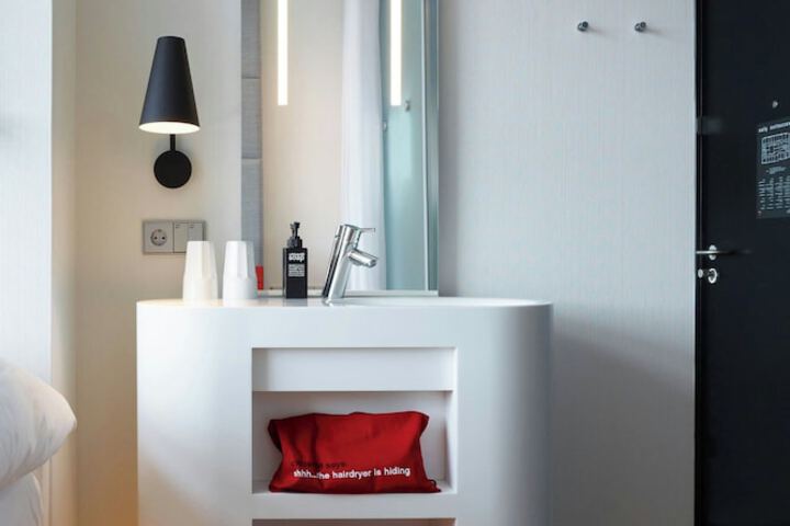 Room 28 of 60