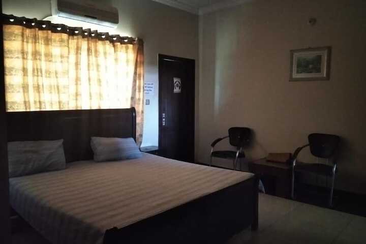 Room 10 of 25