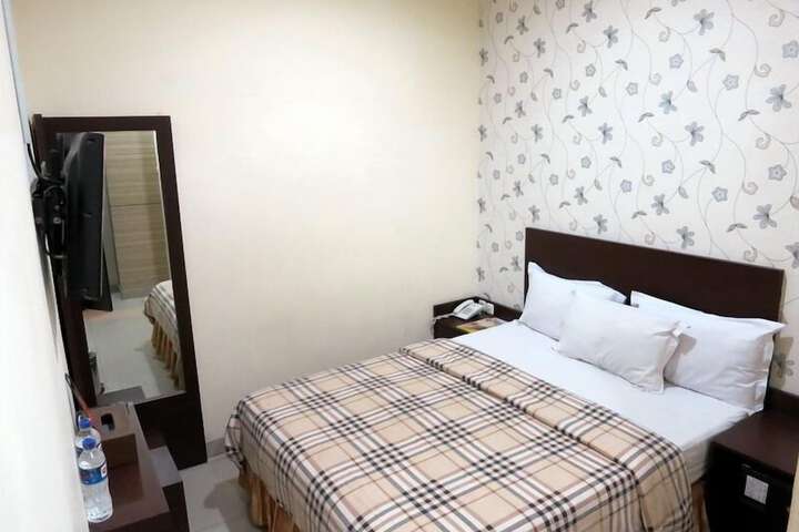 Room 9 of 19