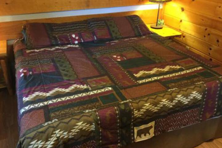 Bear Tracks Honeysuckle 2br Mountain Cabin in Sevierville, TN
