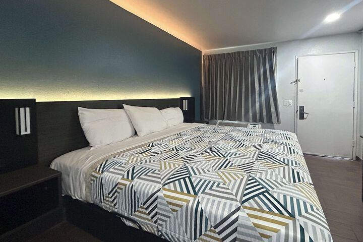 Room 5 of 10
