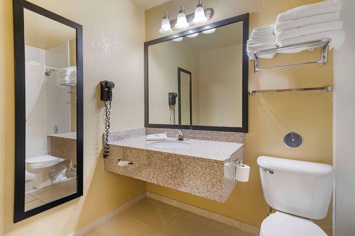 1 King Bed First Floor Microwave and Refrigerator WiFi Full Breakfast (22 of 26)