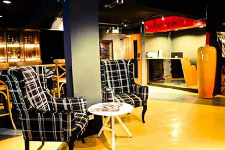 Lounge 54 of 101