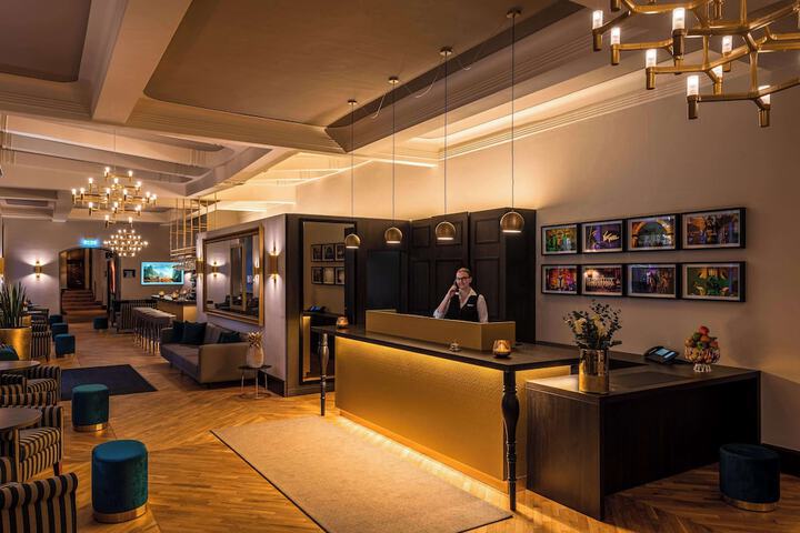Entrance & Lobby