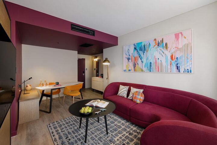 Room 4 of 108