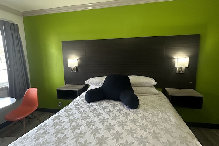 Room 6 of 34