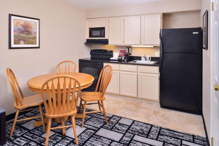 Suite 1 King Bed 2 Rooms Sofa Bed 2 Flat Screen Tvs Living Room Wet Bar Full Breakfast (5 of 16)