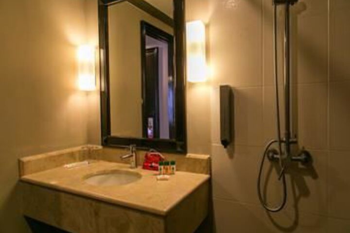 Room 4 of 25
