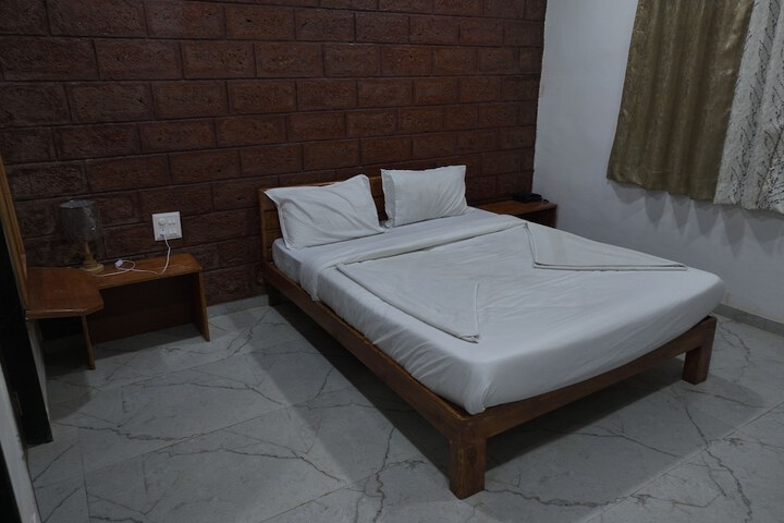 Room 5 of 17