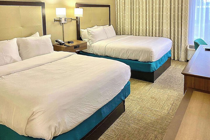 2 Queen Beds (20 of 26)
