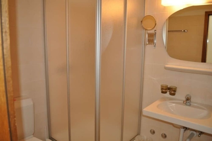 Room 21 of 34