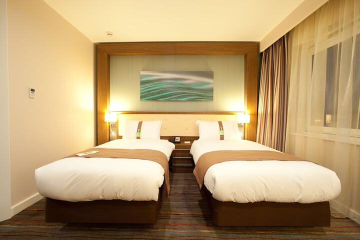 Room 2 of 90