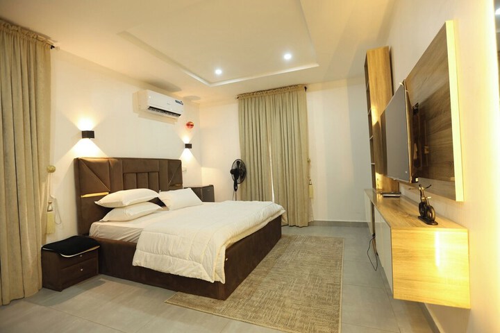 Room 5 of 28