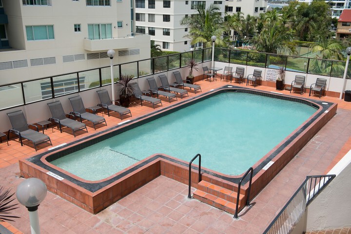 Pool 10 of 21