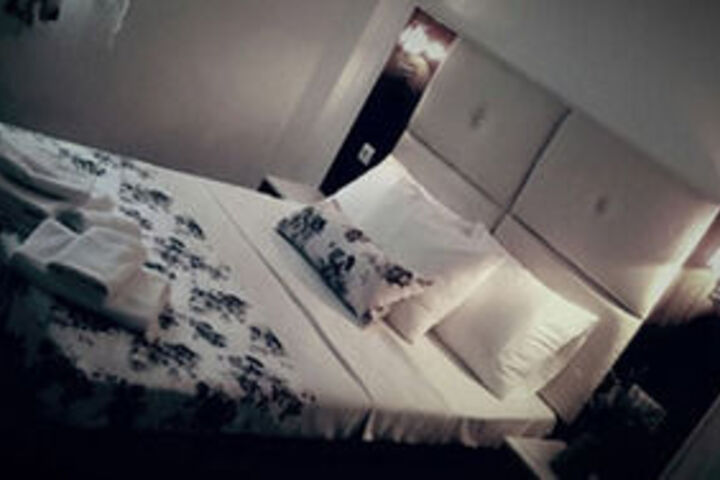 Room 11 of 18