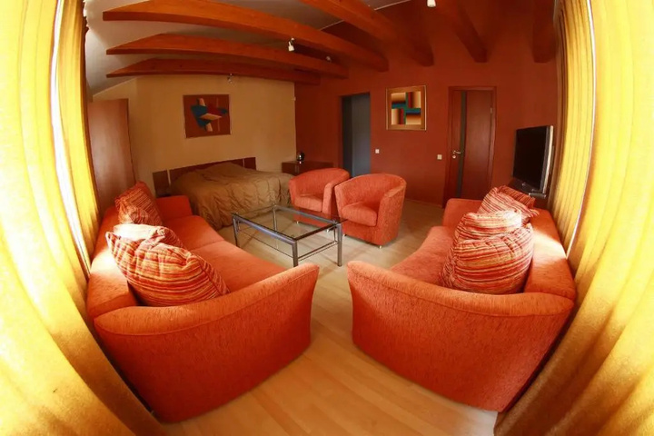 Room 9 of 15