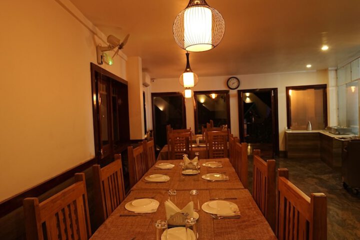 Dining 31 of 48