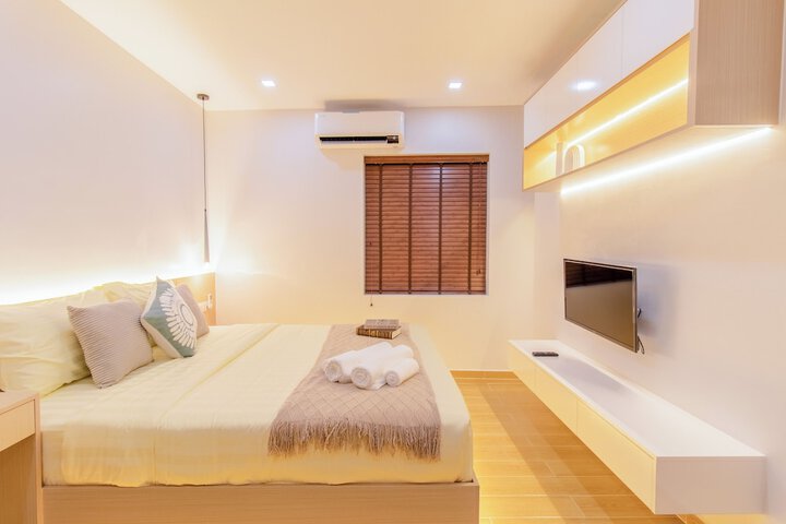 Room 9 of 16