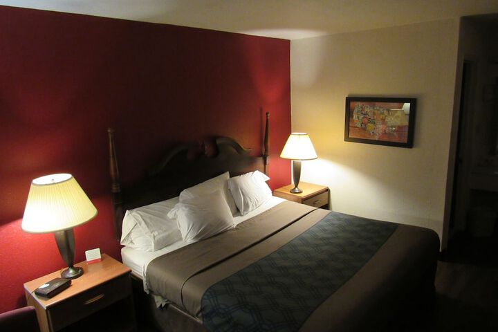1 Queen Bed (10 of 18)