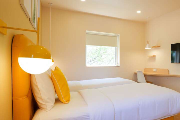 Room 12 of 25