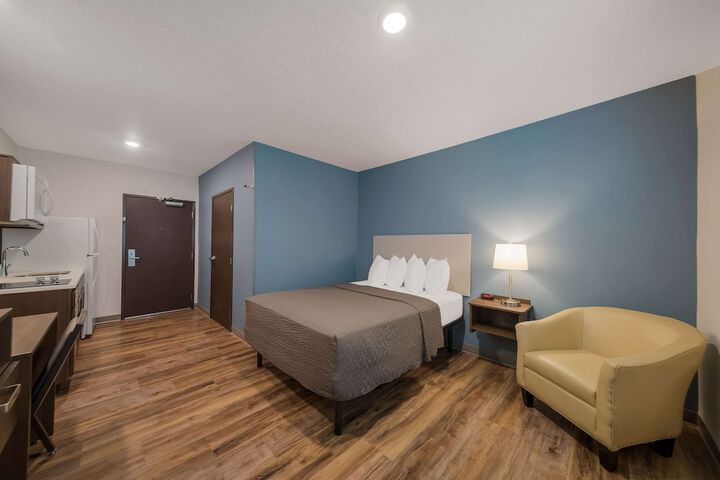 1 Queen Bed (8 of 17)