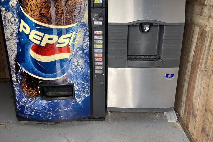 Lounge 28 of 28