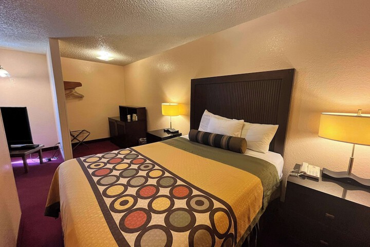 Room 21 of 34
