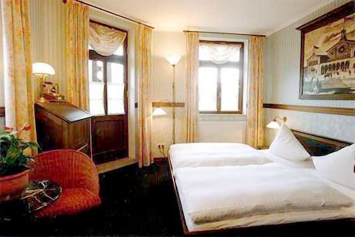Room 8 of 90
