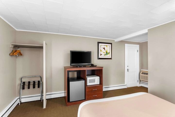 1 Queen Bed (10 of 16)