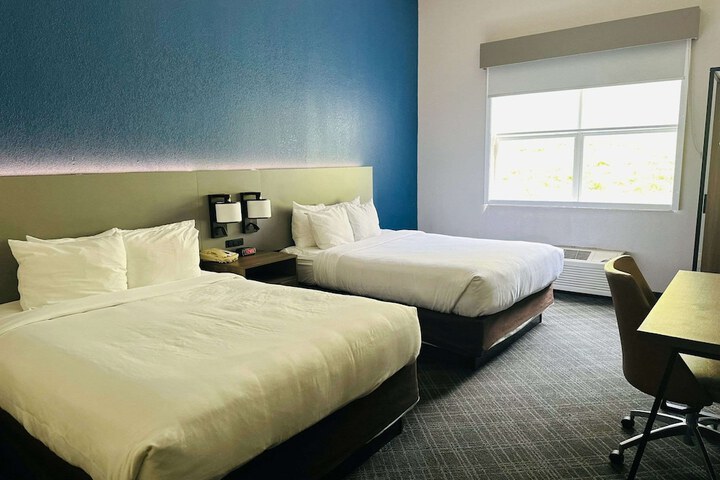 2 Queen Beds (9 of 15)