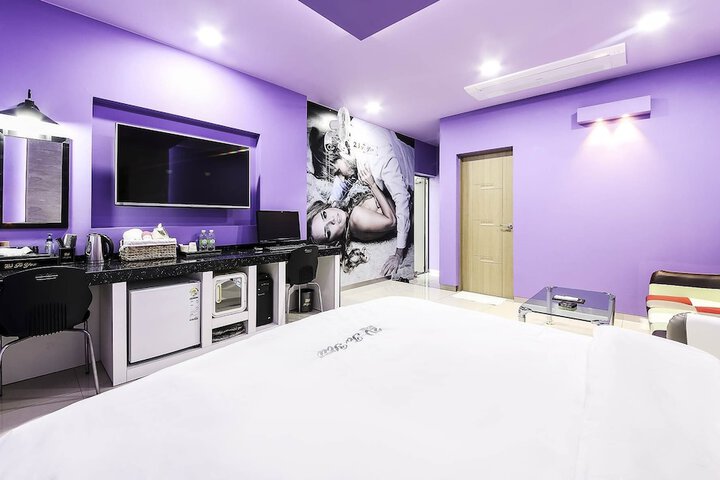 Room 3 of 6
