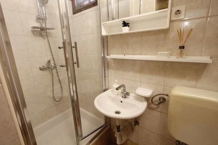Room 5 of 11