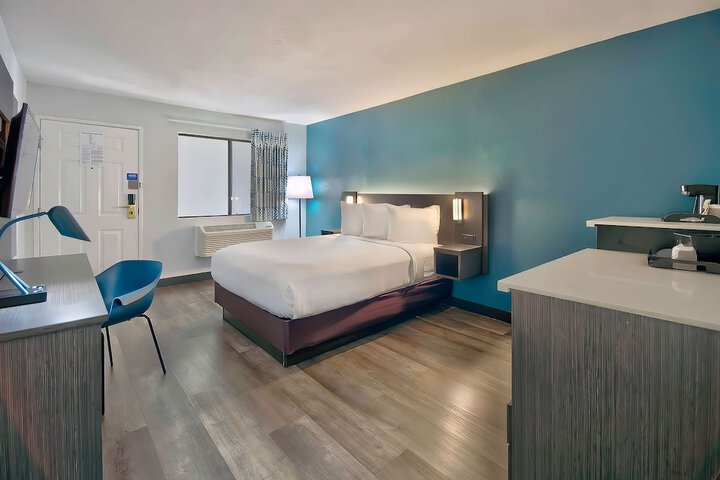 1 Queen Bed Modern (14 of 31)