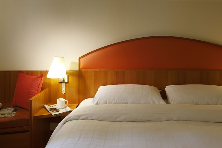 Room 5 of 75