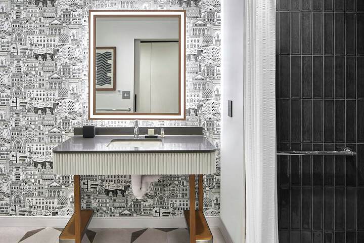 Room 32 of 95