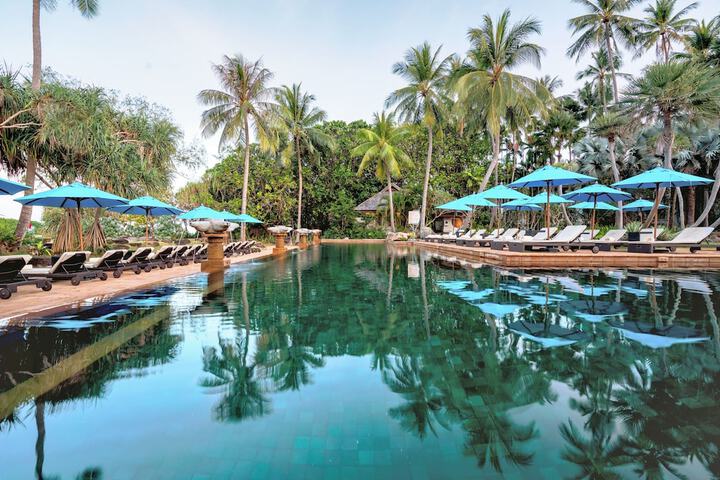 Hotel with Pool