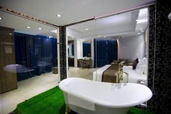 Room 28 of 64