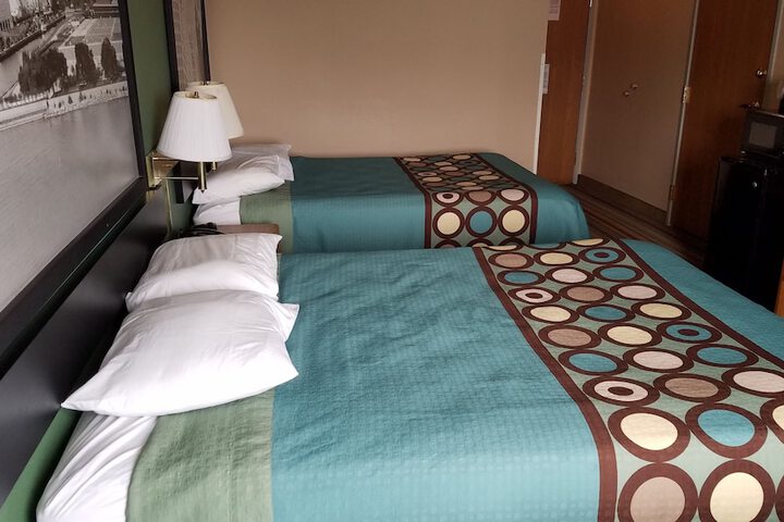 2 Queen Beds (10 of 13)