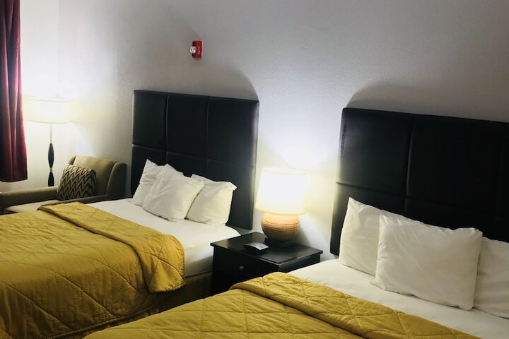 2 Queen Beds (12 of 13)