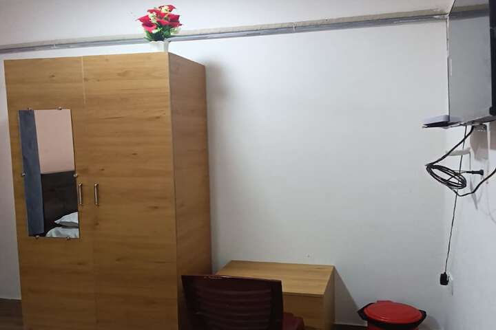 Room 9 of 14