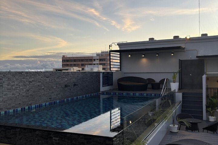 Pool 25 of 33
